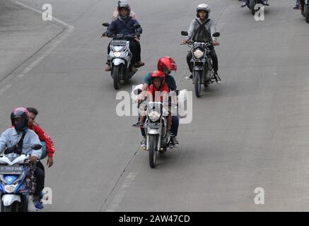 I clienti che si imbarcarono sulle moto si rechono per entrare nella nave Roro sul molo 3 del porto dei traghetti di Bakauheni, South Lampung, Lampung, sabato 8 giugno 2019. Gli omomeri delle regioni di Sumatra iniziano a ritornare a Java dopo aver celebrato Eid al-Fitr nelle loro città. Foto Stock