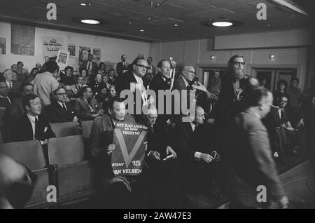 Trasmissione televisiva dei leader del partito AVRO 27 a Bellevue Amsterdam udienza alla trasmissione Data: 27 aprile 1971 Località: Amsterdam, Noord-Holland Parole Chiave: Leader del partito, partiti politici, programmi televisivi, elezioni Institution Nome: Bellevue Foto Stock