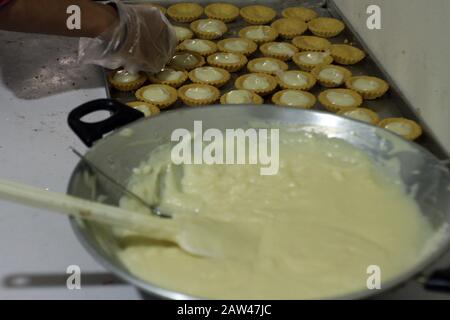 I lavoratori fanno biscotti al De Liza Cibinong, Bogor Regency, il 21 maggio 2019. Secondo gli uomini d'affari, la domanda di dolci venduti ad una gamma di prezzo di Rp.65 mila - Rp.90 mila per vaso e a seconda del tipo di torta come Nastar, Putri Salju, Choco Chips e Kastengel, davanti a Eid, è aumentato del 50 per cento. Foto Stock