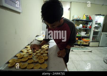 I lavoratori fanno biscotti al De Liza Cibinong, Bogor Regency, il 21 maggio 2019. Secondo gli uomini d'affari, la domanda di dolci venduti ad una gamma di prezzo di Rp.65 mila - Rp.90 mila per vaso e a seconda del tipo di torta come Nastar, Putri Salju, Choco Chips e Kastengel, davanti a Eid, è aumentato del 50 per cento. Foto Stock