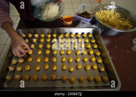 I lavoratori fanno biscotti al De Liza Cibinong, Bogor Regency, il 21 maggio 2019. Secondo gli uomini d'affari, la domanda di dolci venduti ad una gamma di prezzo di Rp.65 mila - Rp.90 mila per vaso e a seconda del tipo di torta come Nastar, Putri Salju, Choco Chips e Kastengel, davanti a Eid, è aumentato del 50 per cento. Foto Stock