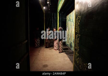Un artista sta preparando lo spettacolo durante lo spettacolo artistico del Teatro Giavanese chiamato Ketoprak Tobong Kelana Bakti a Yogyakarta, Indonesia, venerdì 25 ottobre 2019. Ketoprak Tobong è un teatro tradizionale giavanese, con dialogo, monologhi e musica gamelana. Questa arte è molto rara e quasi estinta. Ketoprak Tobong Kelana Bhakti è uno degli ultimi trovatori di teatro nomade rimasti e si è esibito in diversi paesi del mondo. Foto Stock