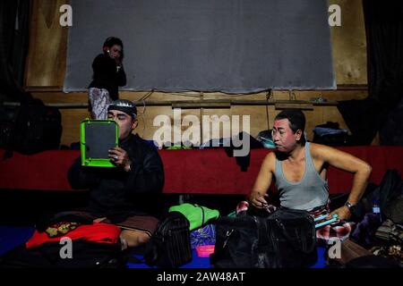 Un artista sta preparando lo spettacolo durante lo spettacolo artistico del Teatro Giavanese chiamato Ketoprak Tobong Kelana Bakti a Yogyakarta, Indonesia, venerdì 25 ottobre 2019. Ketoprak Tobong è un teatro tradizionale giavanese, con dialogo, monologhi e musica gamelana. Questa arte è molto rara e quasi estinta. Ketoprak Tobong Kelana Bhakti è uno degli ultimi trovatori di teatro nomade rimasti e si è esibito in diversi paesi del mondo. Foto Stock