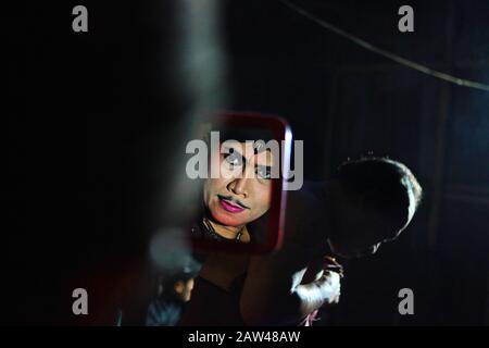Un artista sta mettendo sul trucco durante la rappresentazione dell'arte del teatro giavanese denominata Ketoprak Tobong Kelana Bakti a Yogyakarta, Indonesia, venerdì 25 ottobre 2019. Ketoprak Tobong è un teatro tradizionale giavanese, con dialogo, monologhi e musica gamelana. Questa arte è molto rara e quasi estinta. Ketoprak Tobong Kelana Bhakti è uno degli ultimi trovatori di teatro nomade rimasti e si è esibito in diversi paesi del mondo. Foto Stock