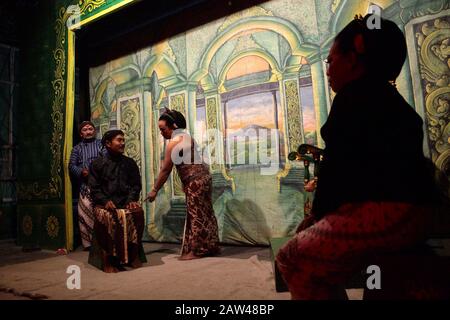Un artista sta preparando lo spettacolo durante lo spettacolo artistico del Teatro Giavanese chiamato Ketoprak Tobong Kelana Bakti a Yogyakarta, Indonesia, venerdì 25 ottobre 2019. Ketoprak Tobong è un teatro tradizionale giavanese, con dialogo, monologhi e musica gamelana. Questa arte è molto rara e quasi estinta. Ketoprak Tobong Kelana Bhakti è uno degli ultimi trovatori di teatro nomade rimasti e si è esibito in diversi paesi del mondo. Foto Stock