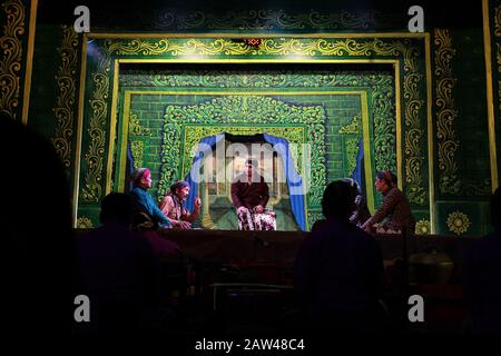 Un artista fa una scena durante lo spettacolo artistico del Teatro Giavanese chiamato Ketoprak Tobong Kelana Bakti a Yogyakarta, Indonesia, venerdì 25 ottobre 2019. Ketoprak Tobong è un teatro tradizionale giavanese, con dialogo, monologhi e musica gamelana. Questa arte è molto rara e quasi estinta. Ketoprak Tobong Kelana Bhakti è uno degli ultimi trovatori di teatro nomade rimasti e si è esibito in diversi paesi del mondo. Foto Stock