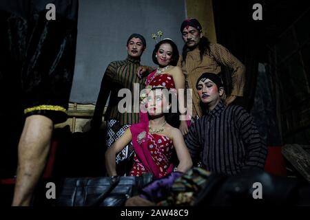 Un artista sta preparando lo spettacolo durante lo spettacolo artistico del Teatro Giavanese chiamato Ketoprak Tobong Kelana Bakti a Yogyakarta, Indonesia, venerdì 25 ottobre 2019. Ketoprak Tobong è un teatro tradizionale giavanese, con dialogo, monologhi e musica gamelana. Questa arte è molto rara e quasi estinta. Ketoprak Tobong Kelana Bhakti è uno degli ultimi trovatori di teatro nomade rimasti e si è esibito in diversi paesi del mondo. Foto Stock