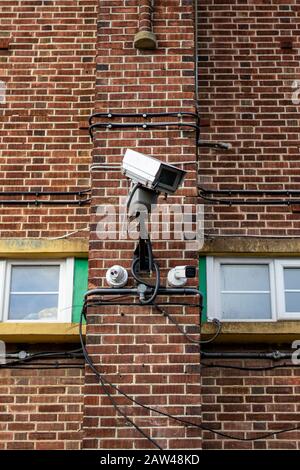 Una telecamera CCTV sul lato di un edificio in mattoni Foto Stock