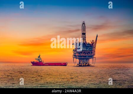 Un oceano Oil Rig e alimentazione nave nel mare della cina del sud nei pressi di Giappone. Foto Stock