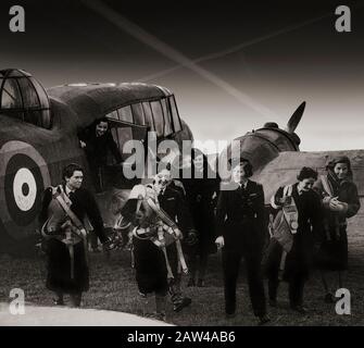 Una rara immagine del Comandante Pauline Gower MBE, con i piloti di altre donne. Nel novembre 1939, le fu affidato il compito di organizzare la sezione femminile del trasporto aereo ausiliario (ATA). Inizialmente erano stati solo chiariti di volare Tiger Moth dalla loro base a Hatfield, ma alla fine della guerra di tempo c'erano 166 piloti donne, uno su otto di tutti i piloti ATA. Foto Stock