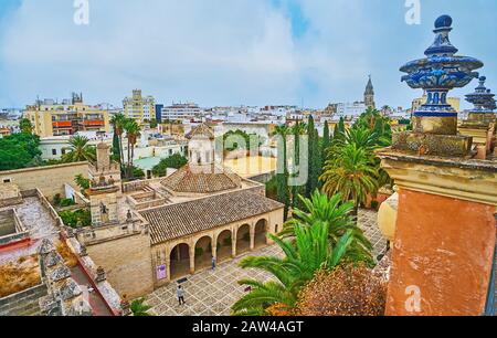 Jerez, SPAGNA - 20 SETTEMBRE 2019: Il tetto del Palazzo Villavicencio, decoccato con vasi in porcellana di stile andaluso, si affaccia sul terreno Parade di Foto Stock