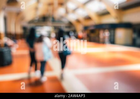 Immagine sfocata di Persone che passano attraverso la stazione ferroviaria di Wellington, Nuova Zelanda Foto Stock