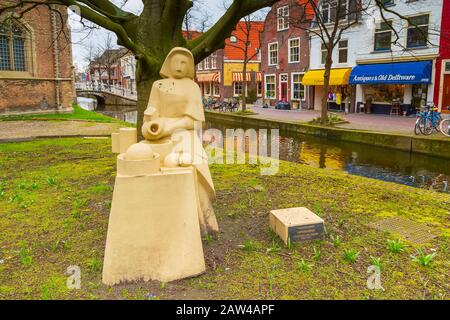 Delft, Paesi Bassi - 8 aprile 2016: Vista sulla strada con la scultura della Sirenetta, canale nel centro della popolare destinazione Olanda Foto Stock