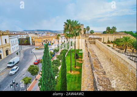 Jerez, SPAGNA - 20 SETTEMBRE 2019: Goditi i paesaggi della città durante la passeggiata a piedi dell'Alcazar, osservando le strutture della fortezza e l'architettura di Call Foto Stock