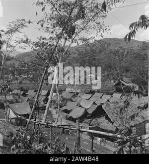 Training Fanteria Depot KNIL Rantepao (Sulawesi) Rantepao un luogo sulle celebrità centrali [capitale dei paesi di Toradja] ha ricevuto solo nome per formazione per le reclute che si trova. La maggior parte speso per l'autodifesa disarmata è molta attenzione. Il campo della tenda dove si trova il pipistrello del deposito per Makale. Data: 4 Novembre 1948 Luogo: Indonesia Indie Orientali Olandesi Foto Stock