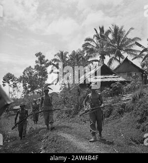 Training Fanteria Depot KNIL Rantepao (Sulawesi) Rantepao un luogo sulle celebrità centrali [capitale dei paesi di Toradja] ha ricevuto solo nome per formazione per le reclute che si trova. La maggior parte speso per l'autodifesa disarmata è molta attenzione. Una classe reclute sono addestrati alla ricerca di un villaggio. Data: 4 Novembre 1948 Luogo: Indonesia Indie Orientali Olandesi Foto Stock