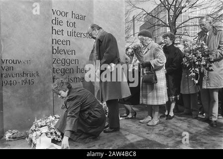 Ravensbrück commemorazione su Museumplein ad Amsterdam; Donne fiori in posa al monumento Data: 13 aprile 1984 luogo: Amsterdam, Noord-Holland Parole Chiave: Memoriali, memoriali di guerra, donne Foto Stock