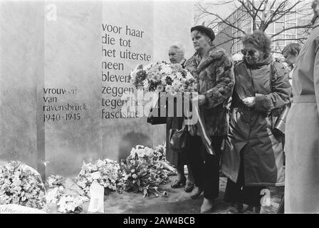 Ravensbrück commemorazione su Museumplein ad Amsterdam; Donne fiori in posa al monumento Data: 13 aprile 1984 luogo: Amsterdam, Noord-Holland Parole Chiave: Fiori, monumenti, donne Foto Stock