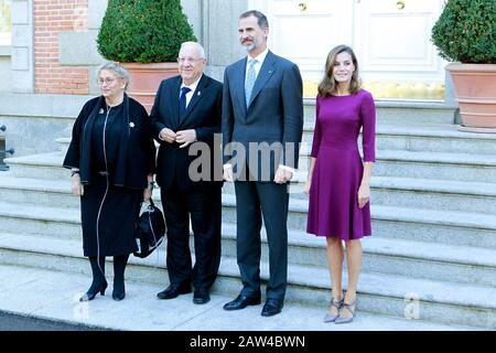 Re Felipe VI di Spagna (2R) e la regina Letizia di Spagna (R) ricevono il presidente israeliano Reuven Rivlin (2L) e la moglie Nechama Rivlin (L) per un ufficiale l Foto Stock