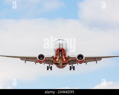 Stoccarda, Germania - 29 aprile 2017: Air Berlin Airbus sta per atterrare all'aeroporto di Stoccarda Foto Stock