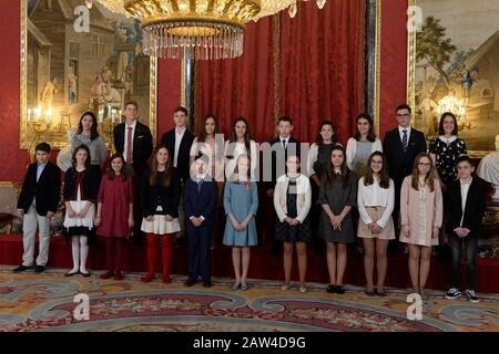 La principessa Leonor di Spagna (c) saluta i bambini e i vincitori del concorso Que es un Rey Para ti, dopo aver ricevuto uno dei più alti onori della Spagna, il Foto Stock