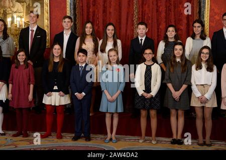 La principessa Leonor di Spagna (c) saluta i bambini e i vincitori del concorso Que es un Rey Para ti, dopo aver ricevuto uno dei più alti onori della Spagna, il Foto Stock