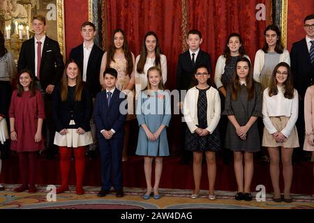 La principessa Leonor di Spagna (c) saluta i bambini e i vincitori del concorso Que es un Rey Para ti, dopo aver ricevuto uno dei più alti onori della Spagna, il Foto Stock