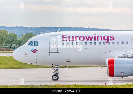 Stoccarda, Germania - 29 aprile 2017: Vista dettagliata dell'abitacolo dell'aeromobile Airbus A320 da Eurowings Airline a terra (aeroporto di Stoccarda) prima del decollo Foto Stock