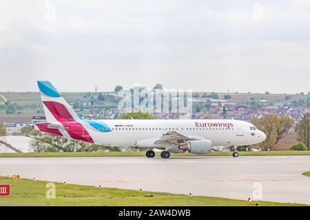 Stoccarda, Germania - 29 aprile 2017: Aeromobile Airbus A320 da Eurowings a terra (aeroporto di Stoccarda) prima del decollo - pista e prato verde a Fro Foto Stock