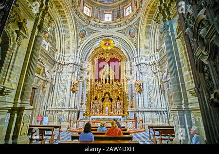 Jerez, SPAGNA - 20 SETTEMBRE 2019: Cappella Capilla Sagario nella chiesa di San Miguel con pala d'altare con materiali complessi intagliati, dorati e silve Foto Stock