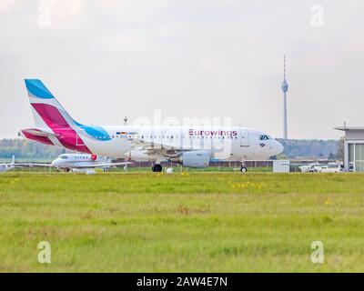 Stoccarda, Germania - 29 aprile 2017: Airbus aereo A320 da Eurowings a terra (aeroporto di Stoccarda), Torre TV (Fernsehturm) in background - verde m Foto Stock