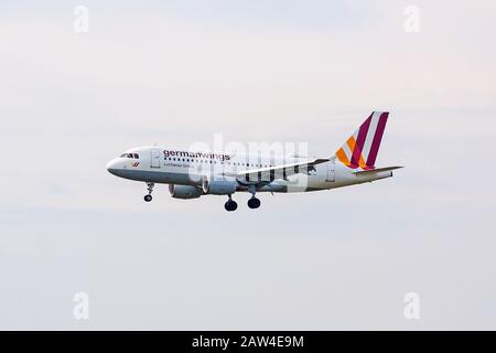 Stoccarda, Germania - 06 maggio 2017: Aeromobile Airbus A319 Germanwings durante l'atterraggio Foto Stock