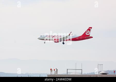 Stoccarda, Germania - 06 maggio 2017: Aeromobile Airbus Airberlin durante l'atterraggio Foto Stock