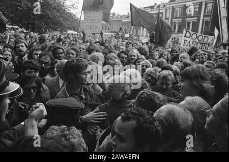 Il governo dimostra contro le condanne a morte in Spagna a Utrecht; dimostrazione generale del primo Ministro Den Uyl (sul retro visto) minacciato Data: 27 settembre 1975 luogo: Utrecht Parole Chiave: Dimostrazioni Persona Nome: Uyl, Joop den Foto Stock