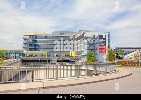 Stoccarda, Germania - 06 maggio 2017: Fiera di Stoccarda - edificio principale con logo Foto Stock