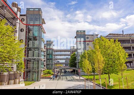 Stoccarda, Germania - 06 maggio 2017: Aeroporto di Stoccarda - possibilità di attraversare il garage con scale mobili per il terminal Foto Stock