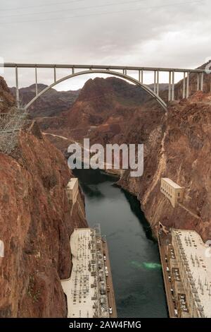 Ponte che attraversa il fiume Colorado vicino alla diga di Hoover, Nevada. Foto Stock