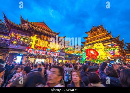 Shanghai, Cina - 14 febbraio 2018: Il famoso Giardino Yu a Shanghai, Cina, un'area commerciale tradizionale con un edificio storico. Foto Stock