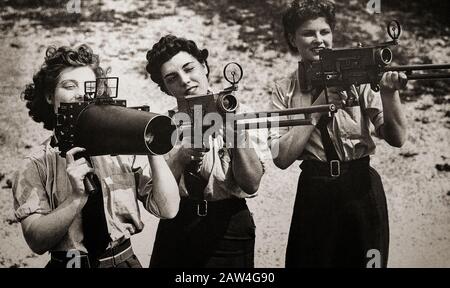 Telecamere aeree dopo la riparazione da parte dei riparatori dello strumento WAAF (Women's Auxiliary Air Force). La F24 (a sinistra) ha dato 5' quadri di fotografie, mentre le fotocamere G28 pistola hanno prodotto 2,5' quadrati negativi. La WAAF (Women's Auxiliary Air Force) è stata creata il 28 giugno 1939, e le donne reclutate nella WAAF hanno ricevuto una formazione di base. I WAAF non servivano come equipaggio, ma erano attivi nell'imballaggio di paracadute e nella creala dei palloncini di sbarramento oltre ad eseguire catering, meteorologia, radar, manutenzione di aerei, trasporto, le funzioni di comunicazione compreso l'operazione telefonica e telegrafica senza fili. Foto Stock