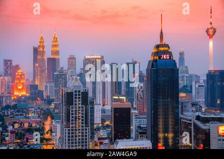 Kuala LUMPUR, MALESIA - 19 FEBBRAIO 2018: Skyline di Kuala Lumpur, con le famose torri gemelle Petronas e la Kl Tower. Foto Stock