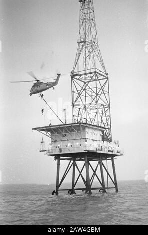 Isola REM occupato l'elicottero sopra l'isola Data: 17 dicembre 1964 Parole Chiave: Occupazioni, isole, elicotteri Istituto Nome: Isola REM Foto Stock