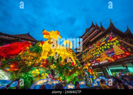 Shanghai, Cina - 14 febbraio 2018: Il famoso Giardino Yu a Shanghai, Cina, un'area commerciale tradizionale con un edificio storico. Foto Stock