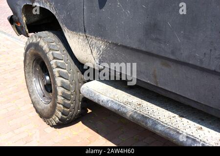 Pickup grigio scuro con spruzzi di fango sul passaruota. Foto Stock