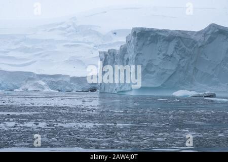 Splendidi iceberg in splendidi paesaggi ghiacciati, Baia di Chiriguano, Baia di Fournier, Antartide Foto Stock