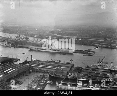 50th Jubilee Queen Wilhelmina National Fleet recensione sul IJ Interno Ed Esterno di Amsterdam. Veduta aerea di parte del porto di Amsterdam, con alcune navi gepavoiseerde sullo sfondo. Data: 3 settembre 1948 luogo: Amsterdam, IJ Parole Chiave: Anniversari, casa reale, aereo, navi Foto Stock