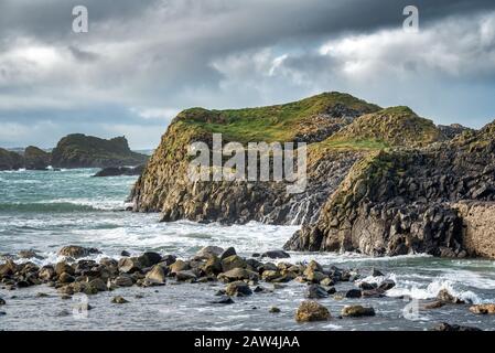 Riva rocciosa sulla costa settentrionale di Antrim in Irlanda del Nord Foto Stock