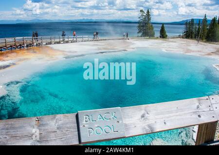 panorama della piscina nera di acqua calda blu nel parco nazionale di yellowstone Foto Stock