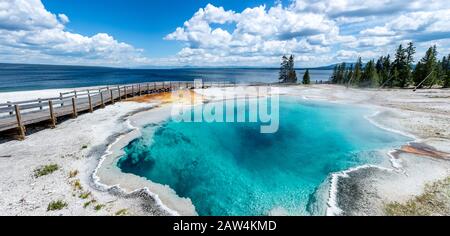 panorama della piscina nera di acqua calda blu nel parco nazionale di yellowstone Foto Stock