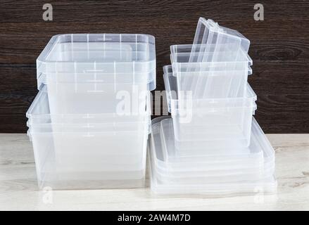 Pila di dischi vergini in caso di storage su mandrino. La capacità del tubo  di plastica è fino a centinaia di CD Foto stock - Alamy