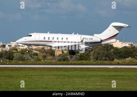 Netjets Bombardier Challenger 350 (BD-100-1A10) (CS-chi) in finale pista 31. Foto Stock